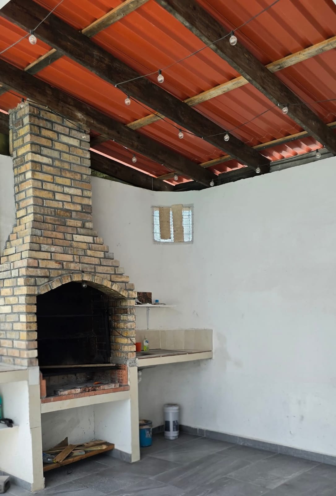 Asador con chimenea