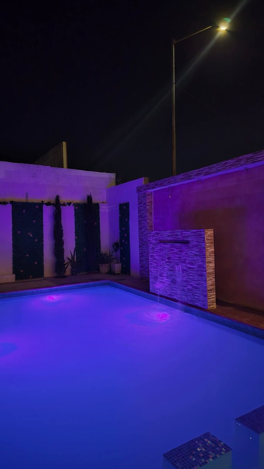 Quinta El Oriente - Alberca iluminada de noche