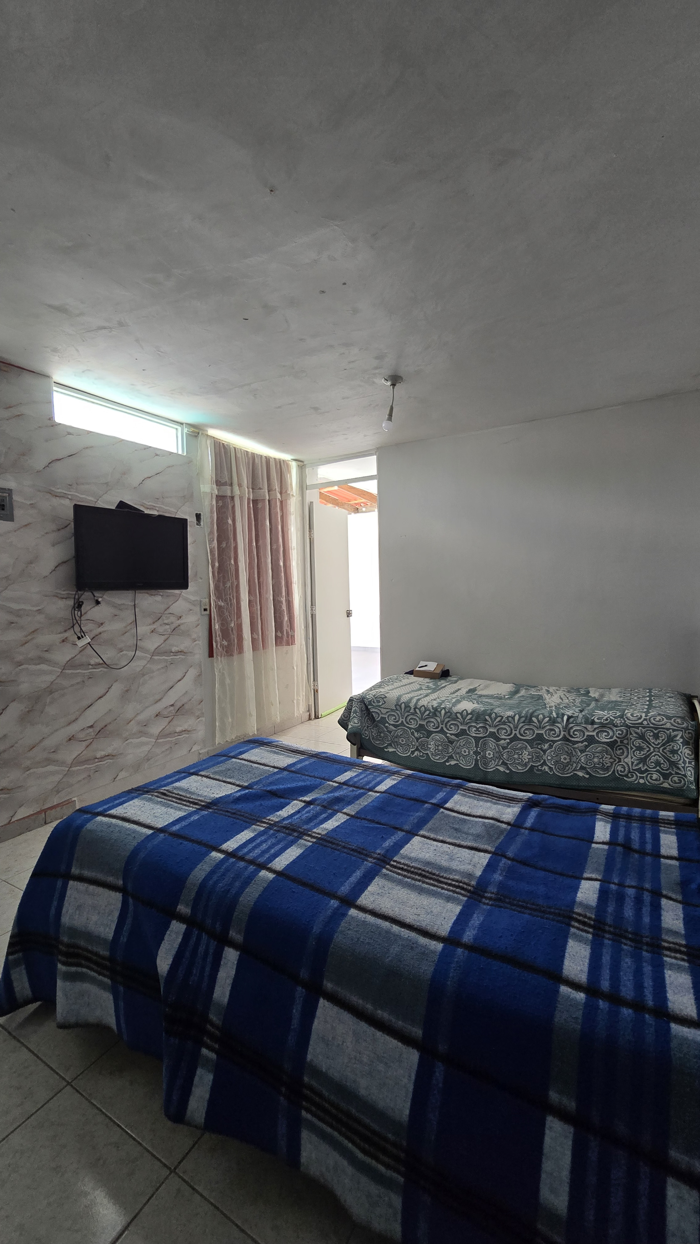 Habitacion con TV y dos camas