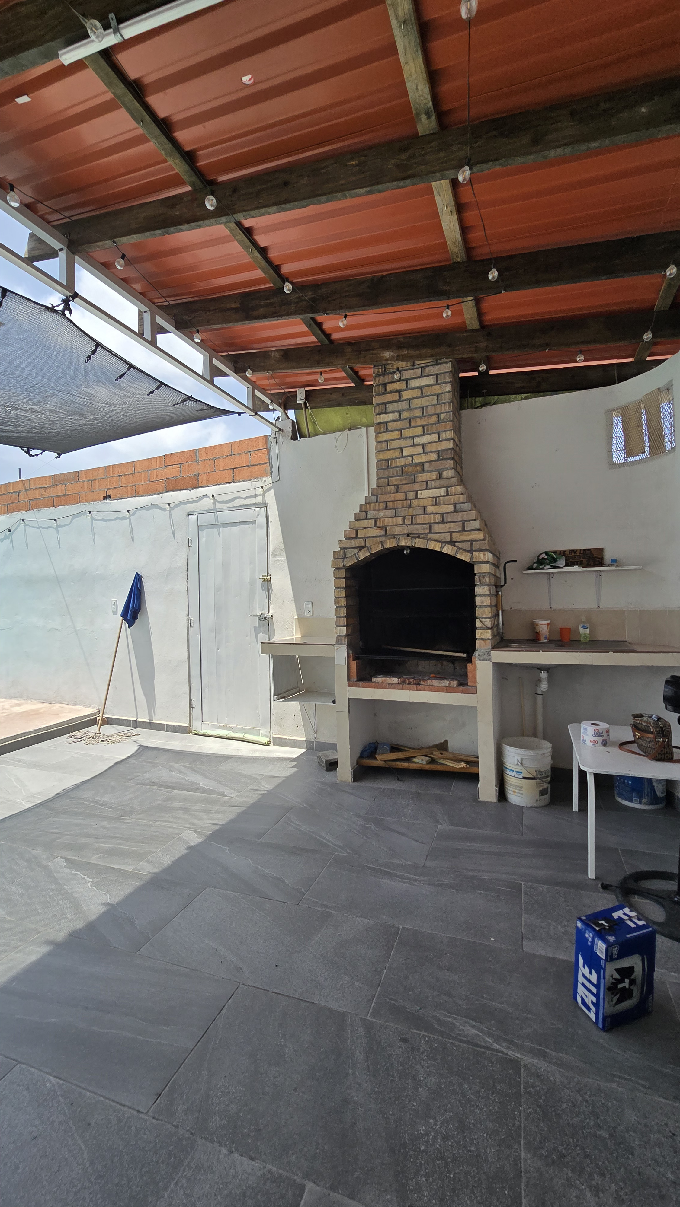 Area de asador con chimenea